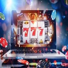 Người chơi thưởng thức cược bóng đá và casino tại hoangkim88 trên di động